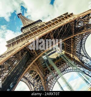 La tour Eiffel à Paris. Vue du dessous. Banque D'Images