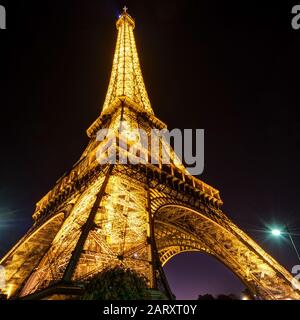 Paris - 24 SEPTEMBRE : éclairage de la tour Eiffel la nuit le 24 septembre 2013 à Paris. La tour Eiffel est l'une des principales attractions touristiques o Banque D'Images