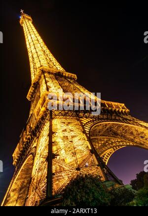 Paris - 24 SEPTEMBRE : éclairage de la tour Eiffel la nuit le 24 septembre 2013 à Paris. La tour Eiffel est l'une des principales attractions touristiques o Banque D'Images