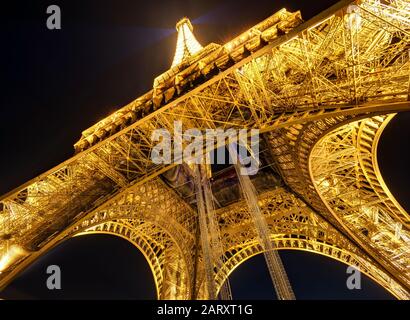 Paris - 24 SEPTEMBRE : éclairage de la tour Eiffel la nuit le 24 septembre 2013 à Paris. La tour Eiffel est l'une des principales attractions touristiques o Banque D'Images