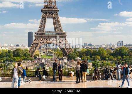 Paris - 20 SEPTEMBRE : les touristes se promenent sur une plate-forme d'observation devant la Tour Eiffel le 20 septembre 2013 à Paris. La tour Eiffel est l'une des Banque D'Images