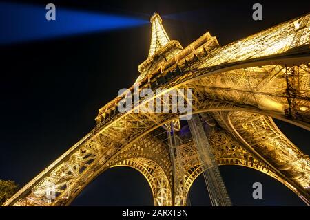 Paris - 24 SEPTEMBRE : éclairage de la tour Eiffel la nuit le 24 septembre 2013 à Paris. La tour Eiffel est l'une des principales attractions touristiques o Banque D'Images