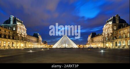 Paris - 25 SEPTEMBRE : Musée du Louvre dans la nuit le 25 septembre 2013 à Paris. Le Louvre est l'un des plus grands musées au monde et l'un des plus grands musées du monde Banque D'Images