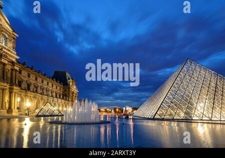 Paris - 25 SEPTEMBRE : Musée du Louvre dans la nuit le 25 septembre 2013 à Paris. Le Louvre est l'un des plus grands musées au monde et l'un des plus grands musées du monde Banque D'Images