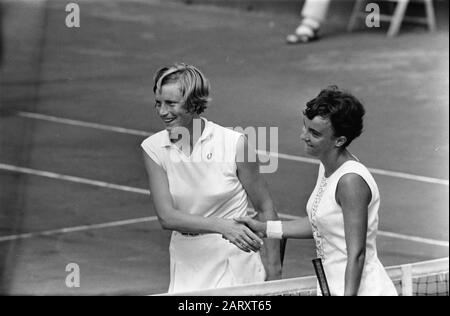 Open Dutch Tennis Championships 1969 À Hilversum Trudy Groenman (L) Et Kerry Melville Date: 2 Août 1969 Lieu: Hilversum, Noord-Holland Mots Clés: Sport, Tennis Nom De La Personne: Groenman, Trudy, Melville, Kerry Banque D'Images