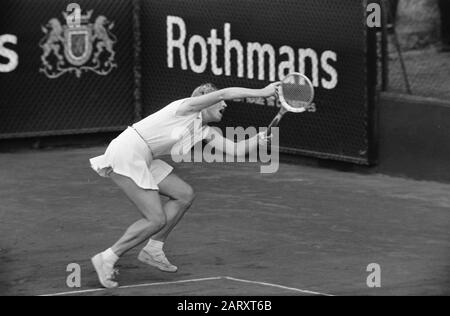 Open Dutch tennis Championships 1969 in Hilversum Trudy Groenman en action contre Kerry Melville Date: 2 août 1969 lieu: Hilversum, Noord-Holland mots clés: Sport, tennis Nom De La Personne: Groenman, Trudy Banque D'Images