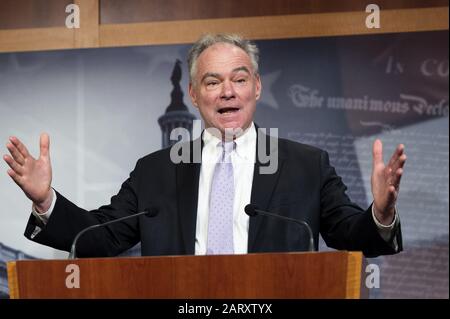 Washington, DC, États-Unis. 29 janvier 2020. Le 29 janvier 2020 - Washington, DC, États-Unis: Le sénateur américain TIM KAINE (D-va) discute du procès de destitution du Sénat. Crédit: Michael Brochstein/Zuma Wire/Alay Live News Banque D'Images