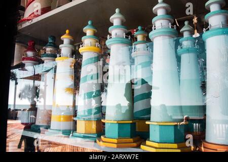 Les phares souvenirs, la plage, les palmiers et les gens se reflètent dans une fenêtre d'un magasin sur la promenade de Myrtle Beach, en Caroline du Sud. Banque D'Images