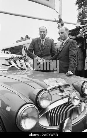 Tulpenrallye 1965 Tulpenrallye 1965, l'équipe anglaise des frères Don (à gauche) et Erle Morley est arrivée pour la première fois à Date : 28 avril 1965 lieu : Noordwijk, Zuid-Holland mots clés : autooralement's, sports automobiles, sports Nom personnel : Morley, Donald, Morley, Erle Nom de l'institution : Tulpenrallye Banque D'Images