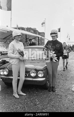 Tulpenrallye 1965 Tulpenrallye 1965, les dames anglaises Rosemary Smith et Valerie Domleo avec une annotation Hillman Impp: Ils ont remporté la ruelle Date: 28 avril 1965 lieu: Noordwijk, Zuid-Holland mots clés: Autooralement's, sports automobiles, sports Nom personnel: Domleo, Valerie, Smith, Rosemary institution nom: Tulpenrallye Banque D'Images