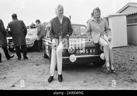 Rallye Tulip 1965 Tulip Rallye 1965, The English Women's team Rosemary Smith (Left, Ireland) et Valerie Domleo (GB) with Hillman Imp Annotation: Lauréats du rallye Date: 26 avril 1965 lieu: Noordwijk, South-Holland mots clés: Autooralement's, Motorsports, Sports Nom De La Personne: Domleo, Valerie, Smith institution, Rosemary Rally Nom: Tulpenpenrallye Banque D'Images