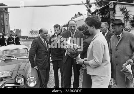Tulpenrallye 1965 Tulpenrallye 1965, l'équipe anglaise des frères Don (à droite) et Erle Morley est arrivée pour la première fois à Date : 28 avril 1965 lieu : Noordwijk, Zuid-Holland mots clés : autooralement's, sports automobiles, sports Nom personnel : Morley, Donald, Morley, Erle Nom de l'institution : Tulpenrallye Banque D'Images