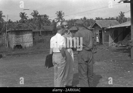 Loeboek Aloeng [nord de Padang]/Visite de la Mission militaire américaine à Padang/avion intermédiaire de la Croix-Rouge de Singapour à Padang/Ds. Steinhart À Pasar Usan Red Cross Avion De Singapour À Padang Date : 25 Octobre 1947 Lieu : Indonésie, Antilles Néerlandaises Banque D'Images