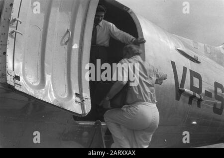 Loeboek Aloeng [nord de Padang]/Visite de la Mission militaire américaine à Padang/avion intermédiaire de la Croix-Rouge de Singapour à Padang/Ds. Steinhart À Pasar Usan Red Cross Avion De Singapour À Padang Date : 25 Octobre 1947 Lieu : Indonésie, Antilles Néerlandaises Banque D'Images