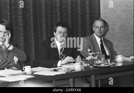 Conseil de l'ADC à de Lage Vuursche en relation avec la détermination de la date finale de la fusion entre KVP, CHU et Président du ARP Steenkamp (r) en plus M. S. Faber Date: 17 mars 1979 lieu: Lage Vuursche , Utrecht (province) mots clés: Conseils, réunions, présidents Nom personnel: Faber, Sytze, Steenkamp, Piet Banque D'Images