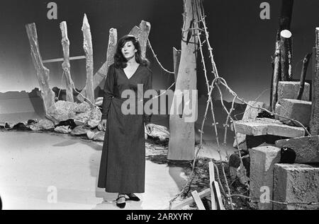 Programme de télévision autour de Theodorakis, chanteuse Christine Cunne Date: 10 octobre 1967 mots clés: Programmes de télévision, chanteurs Nom personnel: Theodorakis, Mikis Banque D'Images