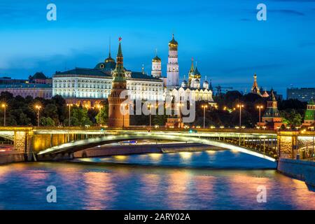 Kremlin de Moscou la nuit, Russie. C'est une attraction touristique de Moscou. Vue magnifique sur le Kremlin de Moscou et le vieux pont sur la rivière Moskva à su Banque D'Images