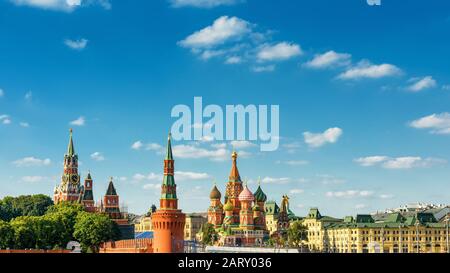 Vue panoramique aérienne du centre de Moscou, Russie. La place Rouge avec le Kremlin de Moscou et la cathédrale Saint-Basile en été. Beau panorama des Mos ensoleillés Banque D'Images