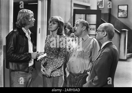 Série TV t Wilhelmina; v.l.n.n. Joop Wittermaas, Carola Gijsbers Van Wijk, Jan Teulings, Chris Baay Date : 28 Août 1974 Mots Clés : Série Télé Nom Personnel : Baay, Chris, Gijsbers Van Wijk, Carola, Teulings, Jan, Wittermaas, Joop Banque D'Images