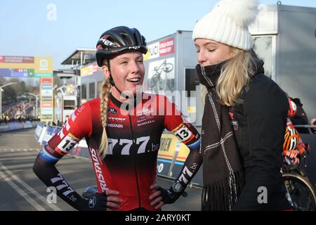 26 janvier 2020 Hoogerheide, Pays-Bas Cyclisme Cyclocross Worldcup : Annemarie pire met haar zus Susanne Banque D'Images