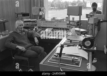 Personnel de diffusion de la grève de douzième aire à Hilversum; attaquant dans la salle de contrôle Hilversum-vier Date : 15 juin 1982 lieu : Hilversum mots clés : grèves Banque D'Images