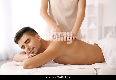 Bel homme ayant massage au spa salon Banque D'Images