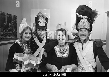 Chapelle marine au tournoi Royal au Earls court exposition Building Deux filles de fromage hollandais avec deux soldats anglais Date: 17 juillet 1975 lieu: Grande-Bretagne, Londres mots clés: Coiffures, costume, militaire, uniformes Nom de l'institution: Chapelle marine de la Marine royale Banque D'Images