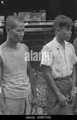 Photo Reportage Palembangs Deux Hommes Indonésiens (Chinois?) En Vêtements En Sac Date : Janvier 1947 Lieu : Indonésie, Antilles Orientales Néerlandaises, Palembangs, Sumatra Banque D'Images