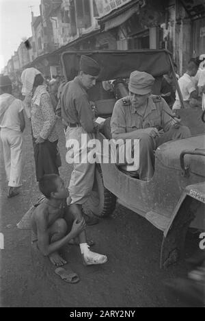 Photo Reportage Palembangs Deux soldats néerlandais dont un deuxième lieutenant dans une jeep dans une rue commerçante de PalembangDate: 1947 lieu: Indonésie, Néerlandais- Inde Banque D'Images