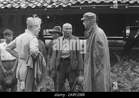 Photo Reportage Palembangs Deux officiers néerlandais parlent à un Chinois? Man Date: Janvier 1947 Lieu: Indonésie, Antilles Orientales Néerlandaises, Palembangs, Sumatra Banque D'Images