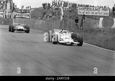 Grand Prix van Nederland 1969 Formule I à Zandvoort Deux voitures de course en action Date: 21 juin 1969 lieu: Noord-Holland, Zandvoort mots clés: Courses automobiles, voitures de course Banque D'Images