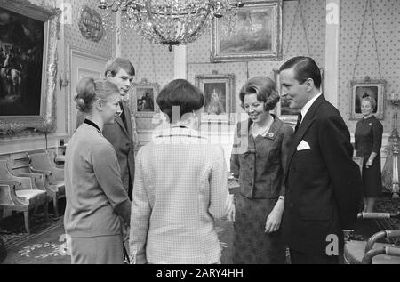 Deuxième journée-cadeau pour la princesse Beatrix et Claus au Palais Soestdijk, Sika, Amsterdam Date : 1 mars 1966 mots clés : cadeaux, princesses Nom personnel : Beatrix, princesse, Claus, prince Banque D'Images