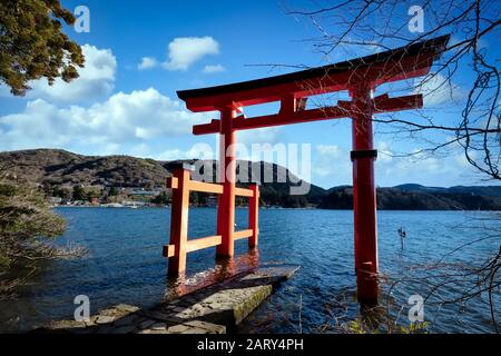 Une porte torii sur le lac Ashinoko à Hakone, au Japon. Banque D'Images