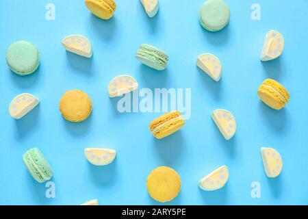 Macarons savoureux avec guimauves sur fond couleur Banque D'Images