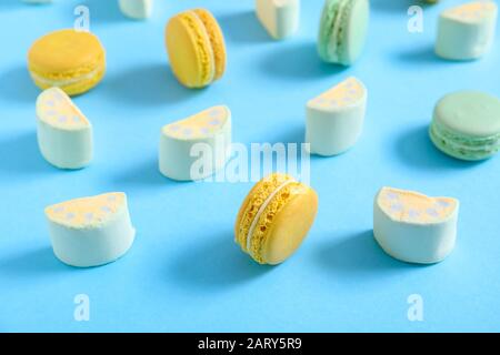 Macarons savoureux avec guimauves sur fond couleur Banque D'Images