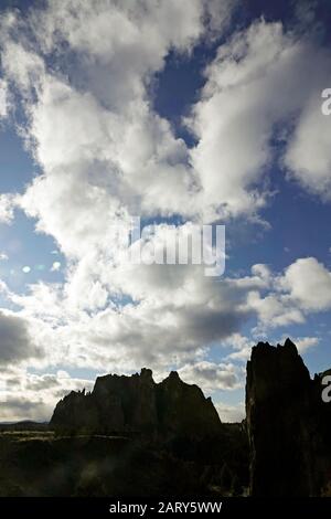 Formations de nuages au-dessus du parc national de Smith Rock en Oregon, près du village de Terrebonne. Fait de tuf, ou de cendres volcaniques trempées, le Rocher a été érodé Banque D'Images