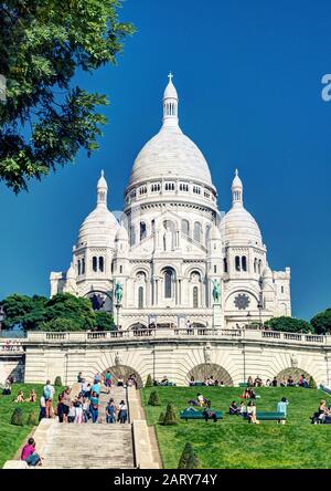 Paris - 24 SEPTEMBRE : touristes visitant la basilique du Sacré-cœur le 24 septembre 2013. Un monument populaire, le basi Banque D'Images