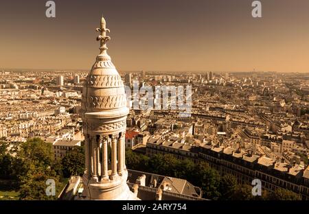 Vue sur Paris depuis le Sacré-cœur sur la colline de Montmartre Banque D'Images