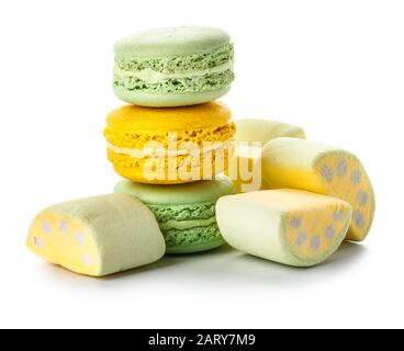 Délicieux macarons avec guimauves sur fond blanc Banque D'Images