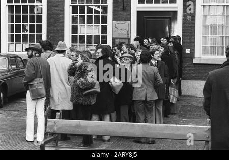 Deuxième chambre, débat sur l'affaire Aantjes; surpeuplée à l'entrée de la galerie publique Date: 16 novembre 1978 mots clés: Institution politique Nom: Deuxième chambre Banque D'Images