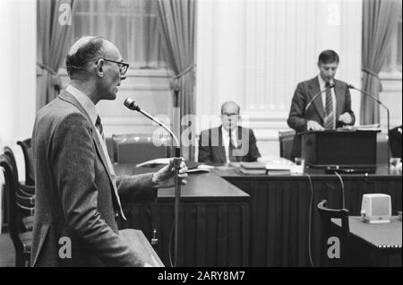 Deuxième chambre, débat sur l'affaire Aantjes (einde); nr. 8, 9 Voogd Interrumpeert Van Agt Date : 16 Novembre 1978 Mots Clés : Institution Politique Nom : Deuxième Chambre Banque D'Images