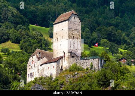 Château de Sargans en montagne, Suisse. C'est un monument du canton de St Gall. Vue panoramique sur le vieux château sur l'arrière-plan de la forêt alpine. Paysage de m Banque D'Images