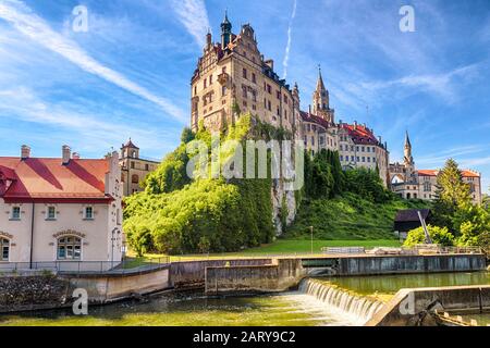 Château de Sigmaringen sur le rocher, Allemagne. Ce célèbre château gothique est le point de repère de Baden-Wurttemberg. Paysage du vieux château allemand par le Danube en résumé Banque D'Images