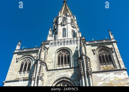 Konstanz Minster ou cathédrale de Constance, Allemagne. C'est un monument de la vieille ville de Constance. Façade de l'église gothique médiévale près de summ Banque D'Images