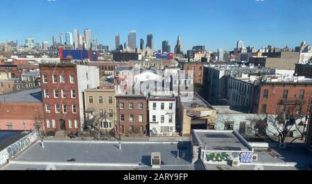 En regardant à travers le paysage urbain de Brooklyn avec le vieux Brooklyn dans le forground et le nouveau verticle Brooklyn dans l'arrière-plan reflétant le récent boom dans le quartier. Banque D'Images