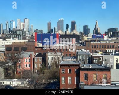 En regardant à travers le paysage urbain de Brooklyn avec le vieux Brooklyn au premier plan et le nouveau Brooklyn vertical à l'arrière-plan reflétant le récent boom dans le quartier. Banque D'Images