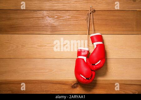 Paire de gants de boxe accrochés au mur en bois Banque D'Images