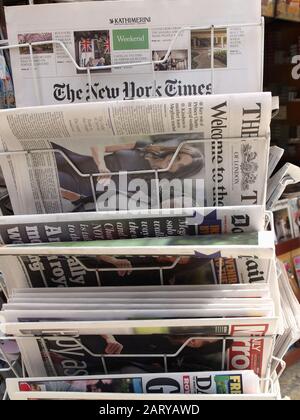 Des journaux internationaux sont en attente dans la ville de Corfou, Kerkyra, Grèce Banque D'Images