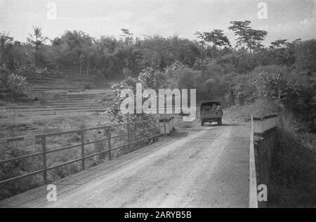 Régiment d'action 3 Princess Irene Brigade/Colonel Servais [Mission militaire belge] A/d Wijnkoopsbaai Truck a passé un pont Date: 29 octobre 1947 lieu : Indonésie, Antilles néerlandaises de l'est Banque D'Images