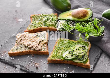 Délicieux sandwichs avocat sur plaque d'ardoise Banque D'Images